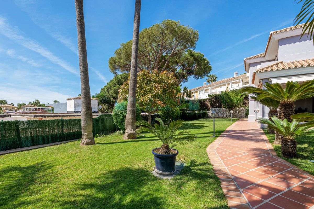 Villa for sale in Estepona