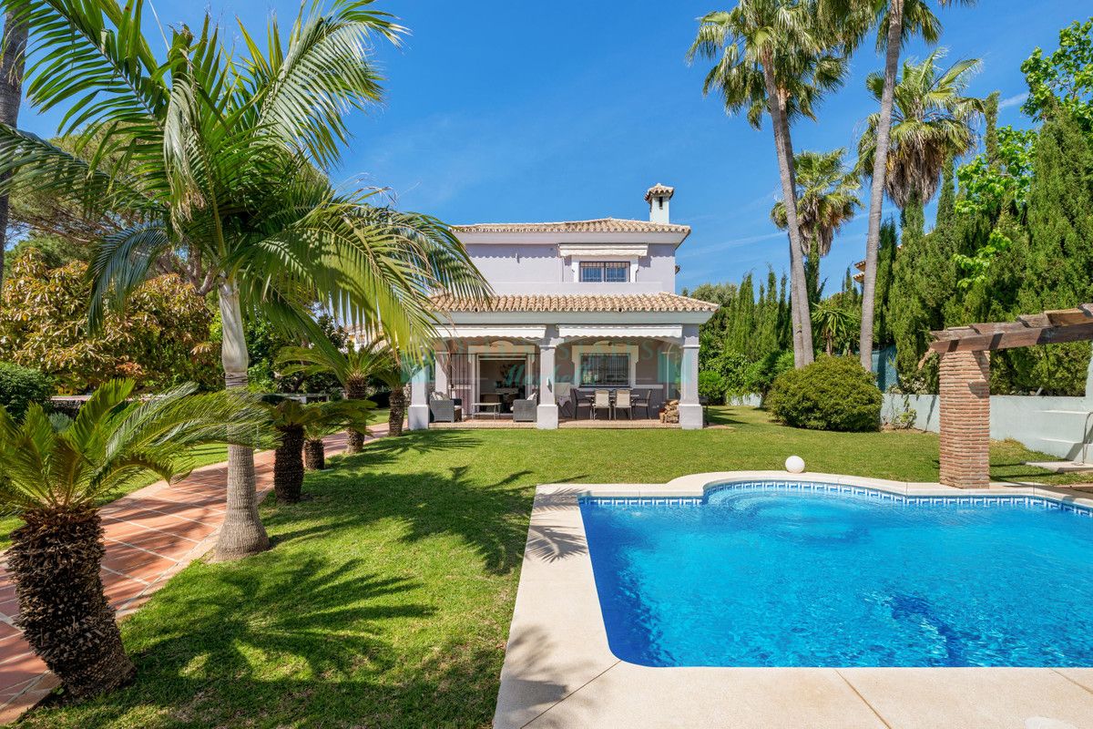 Villa for sale in Estepona