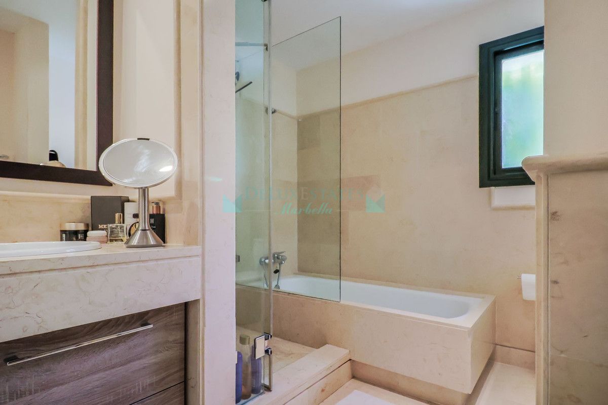 Apartamento en venta en Benahavis