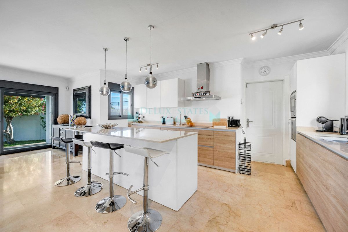 Villa for sale in Nueva Andalucia