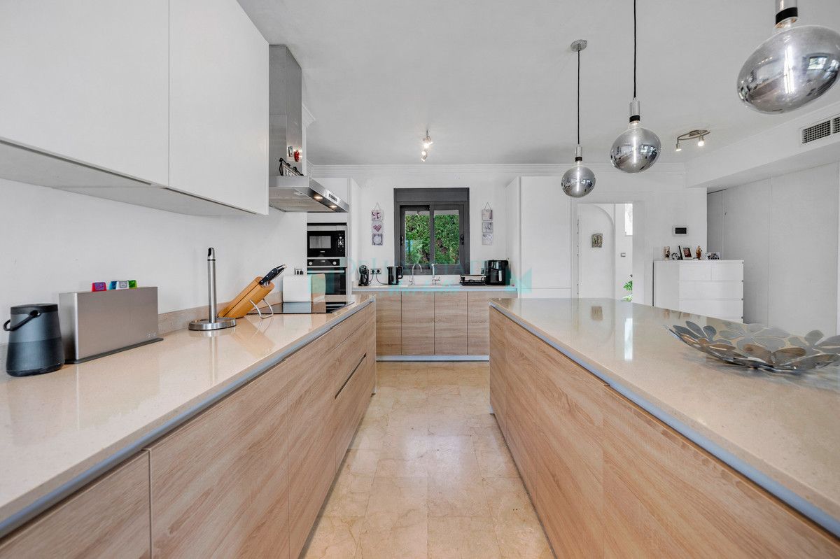 Villa for sale in Nueva Andalucia