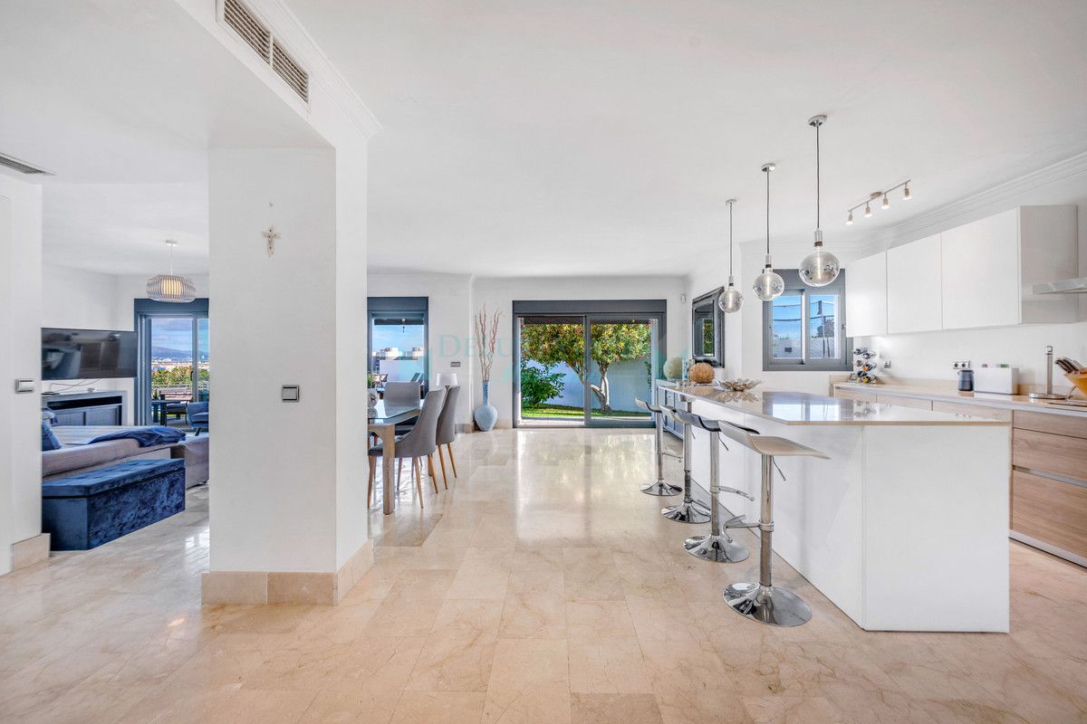 Villa for sale in Nueva Andalucia