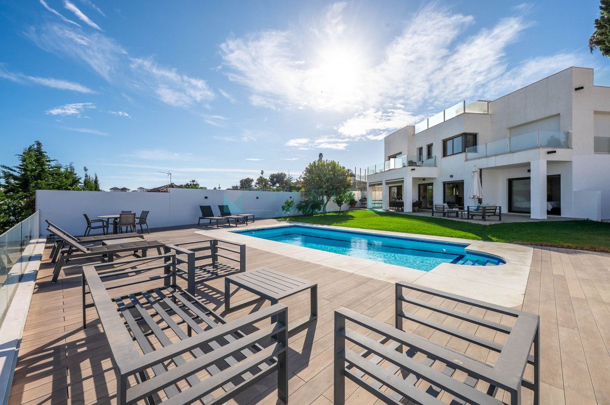 Villa for sale in Nueva Andalucia