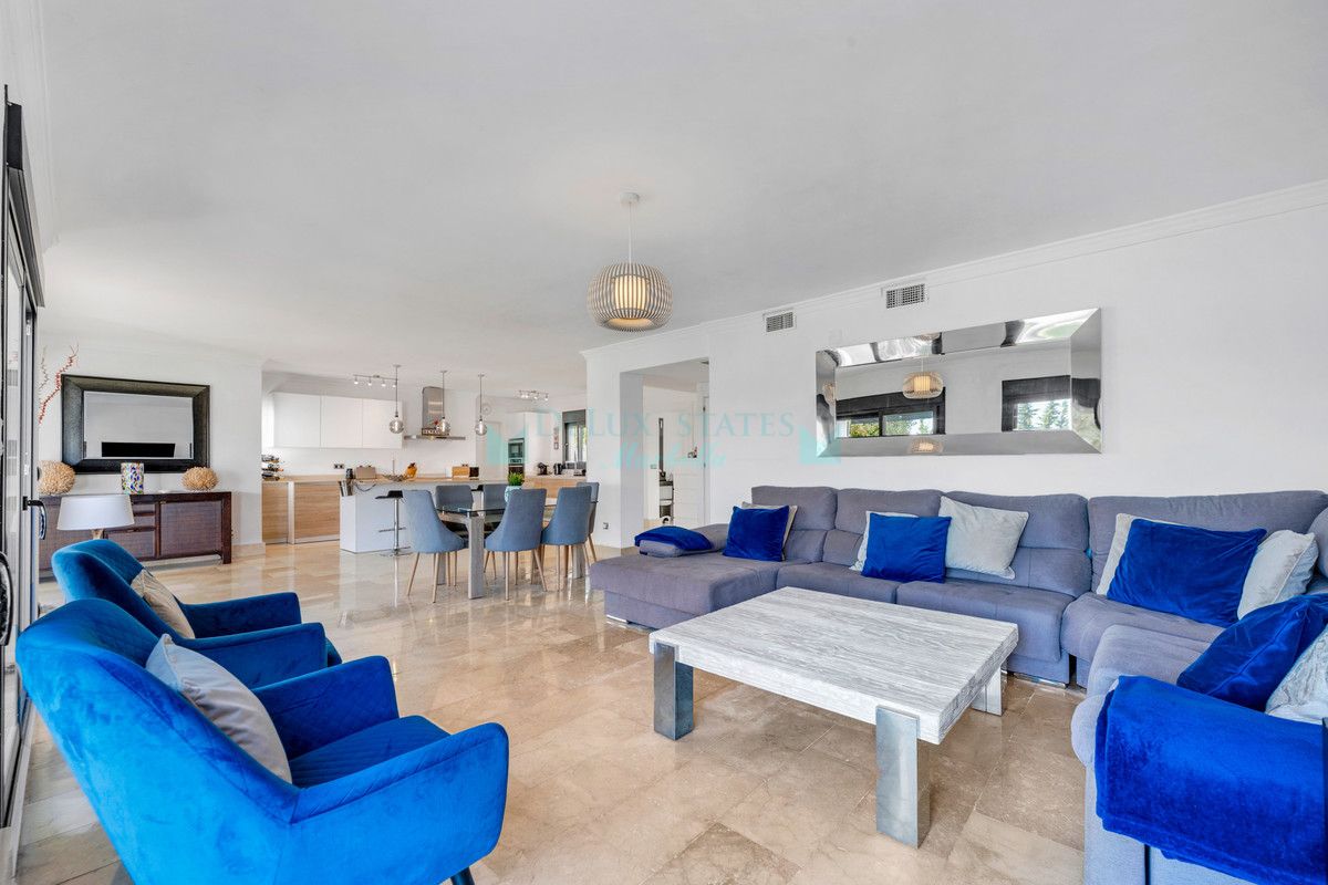 Villa for sale in Nueva Andalucia