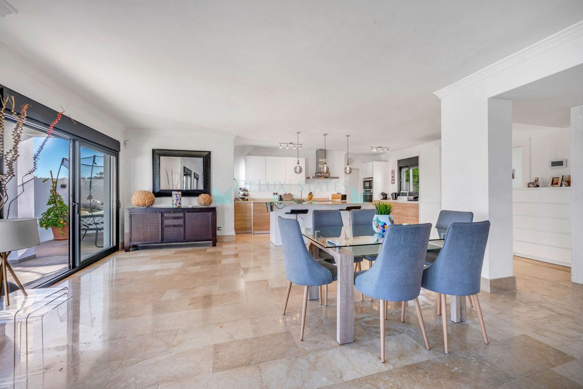 Villa for sale in Nueva Andalucia