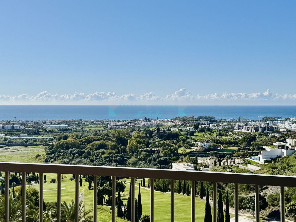Penthouse for sale in Los Flamingos, Benahavis