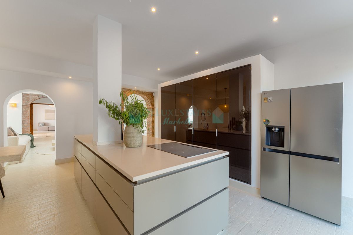 Villa for sale in El Madroñal, Benahavis