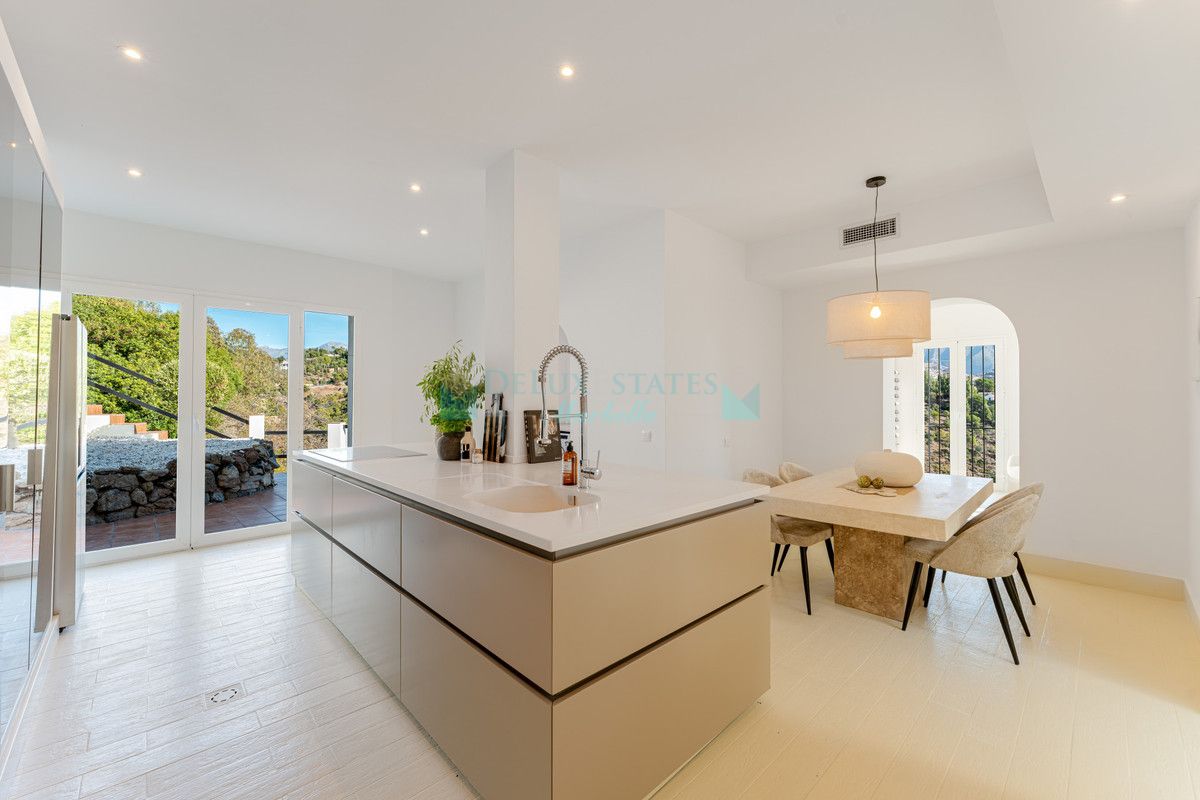 Villa for sale in El Madroñal, Benahavis