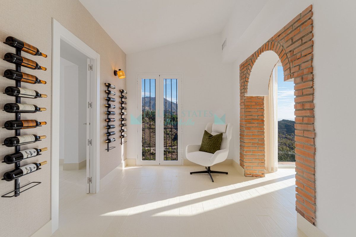 Villa for sale in El Madroñal, Benahavis