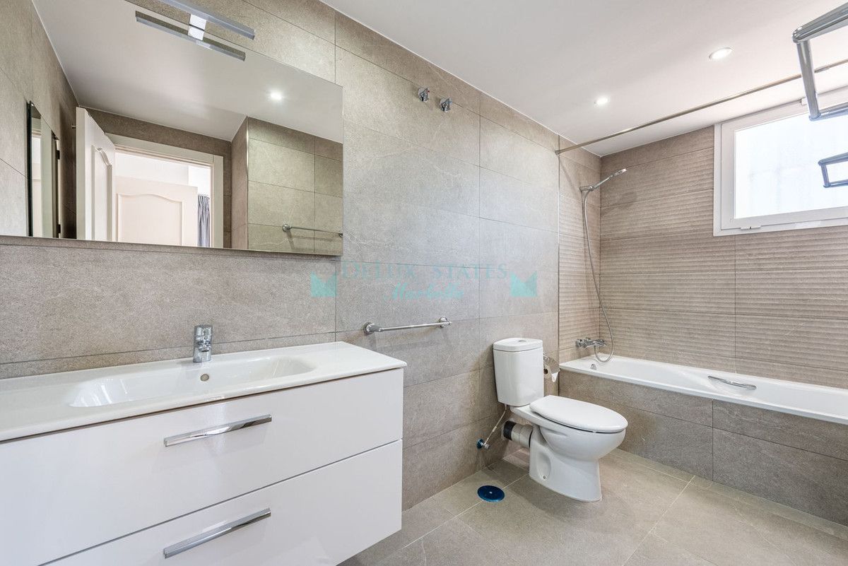 Town House for sale in Atalaya, Estepona