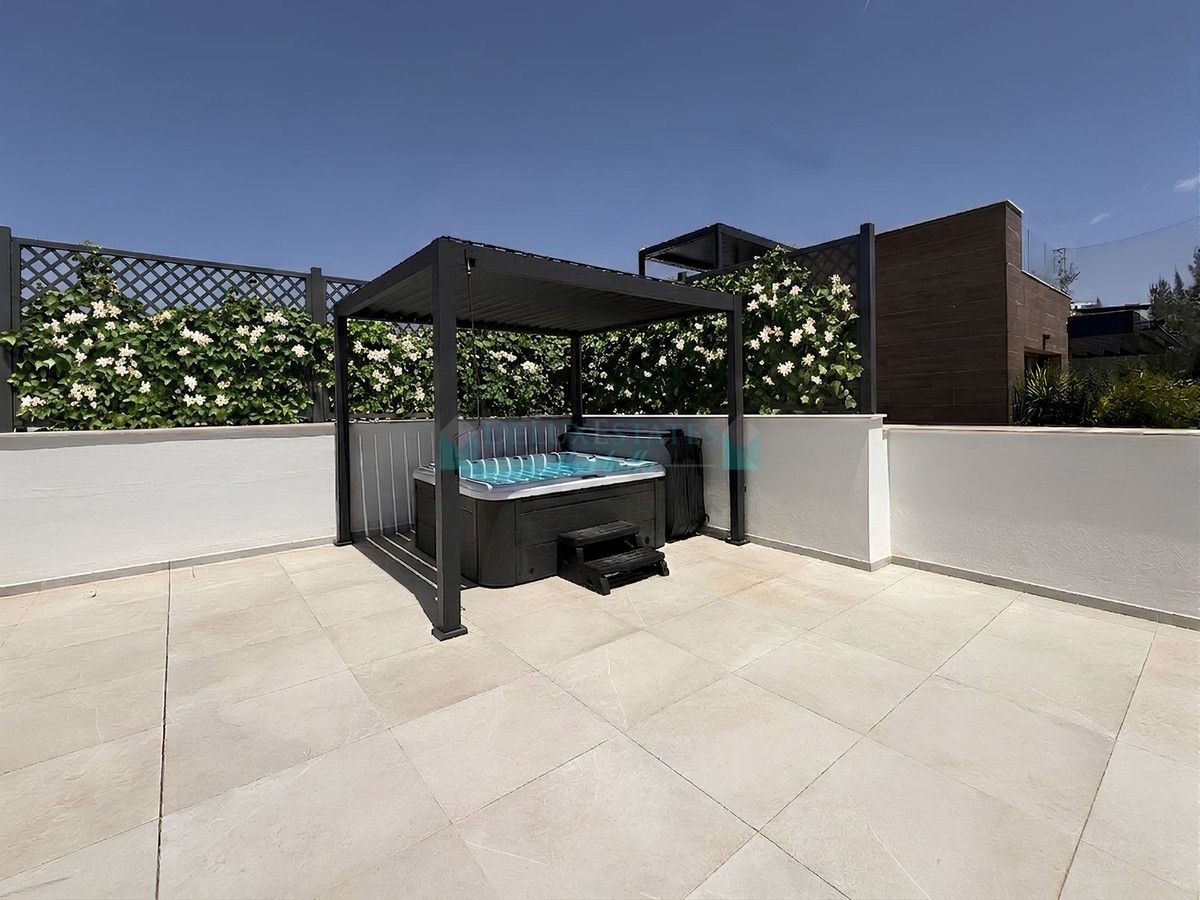 Penthouse for sale in Cabopino, Marbella East