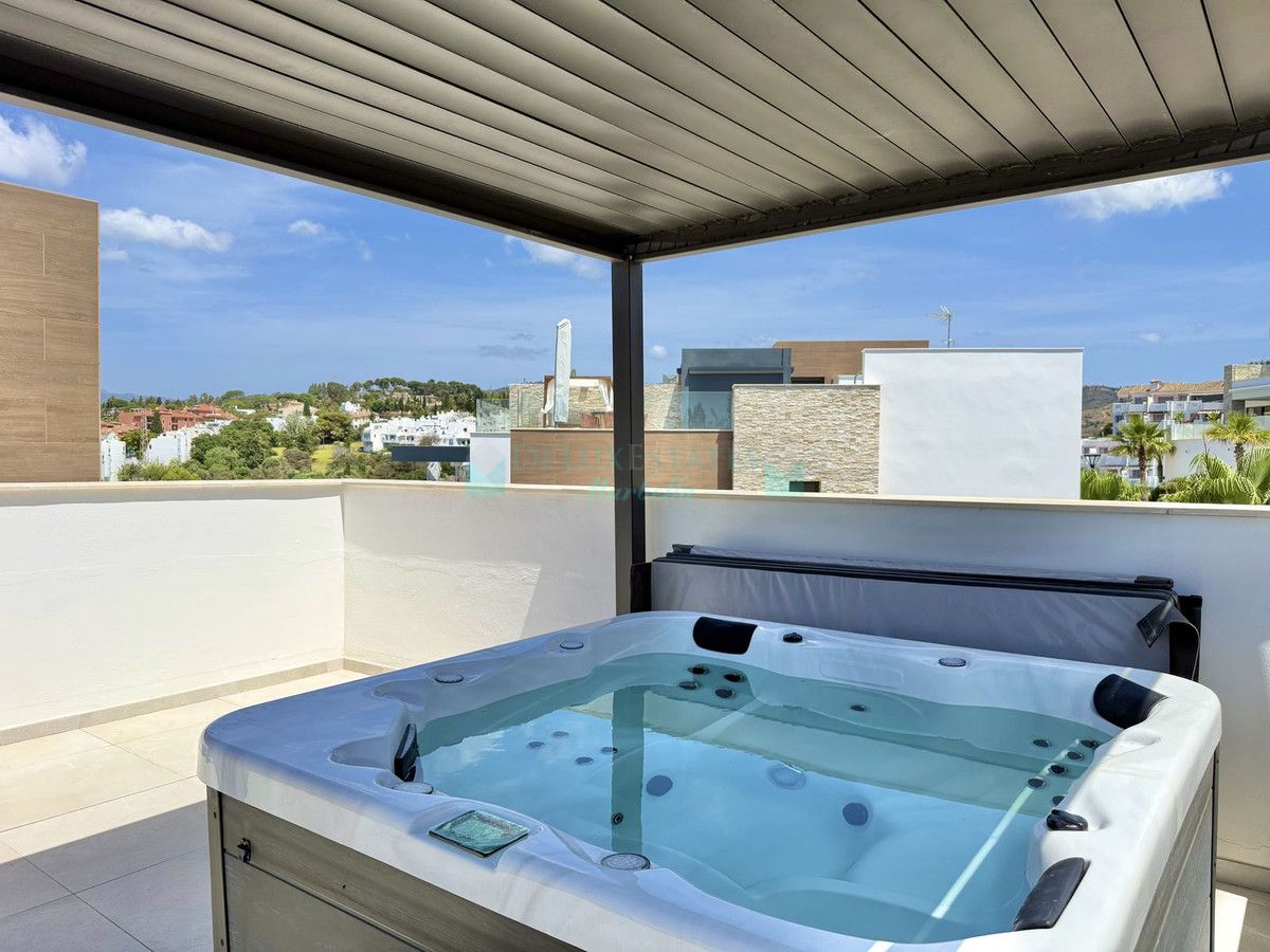 Penthouse for sale in Cabopino, Marbella East