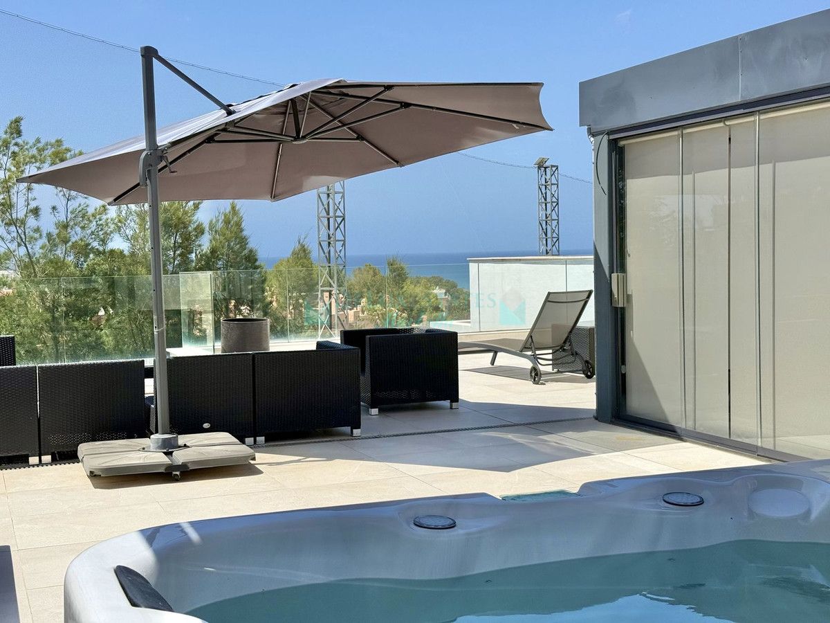Penthouse for sale in Cabopino, Marbella East