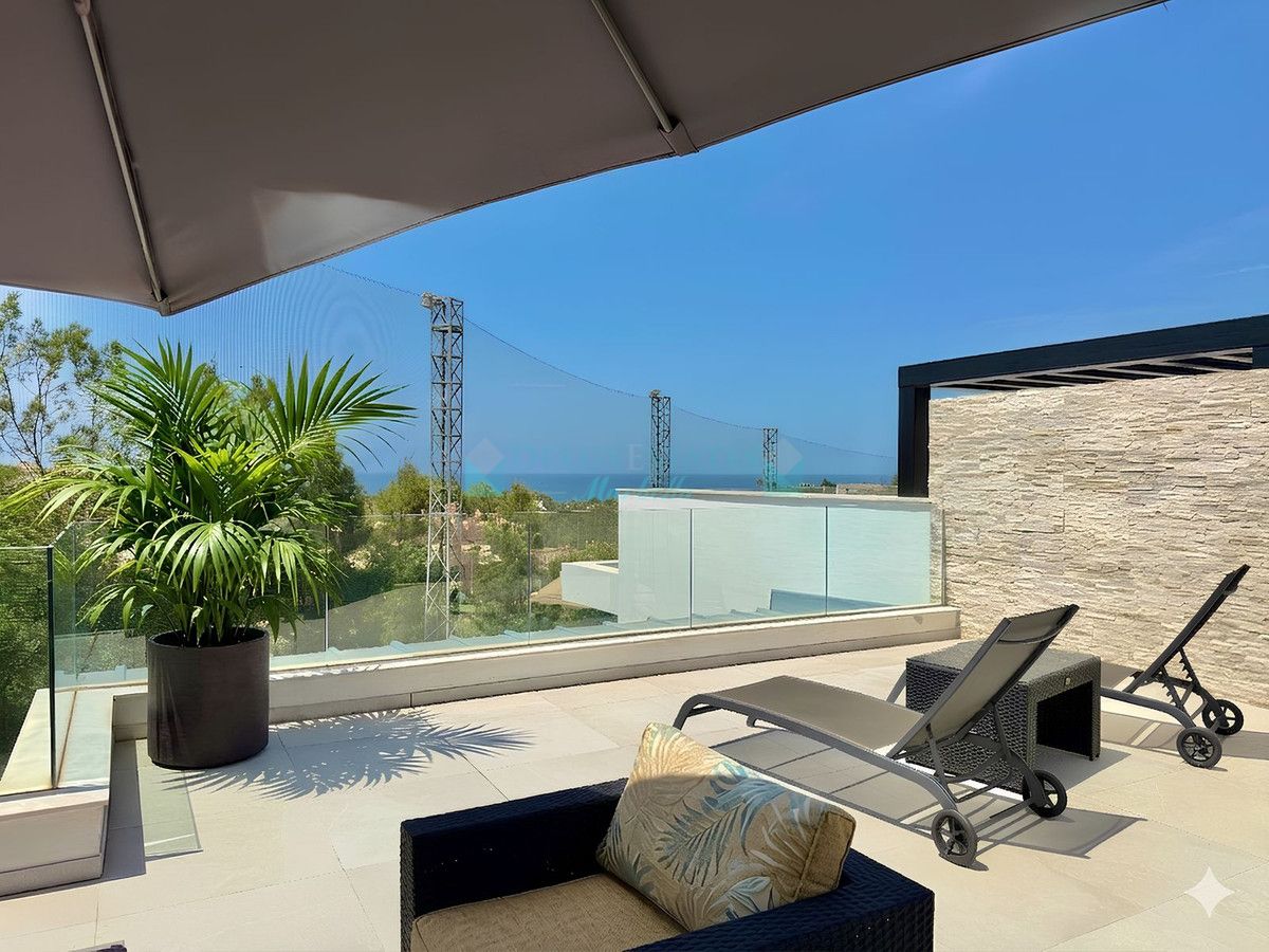 Penthouse for sale in Cabopino, Marbella East