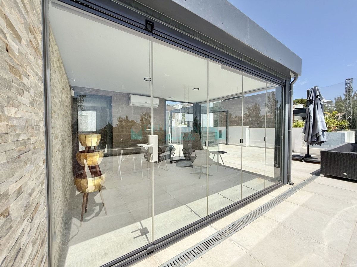 Penthouse for sale in Cabopino, Marbella East