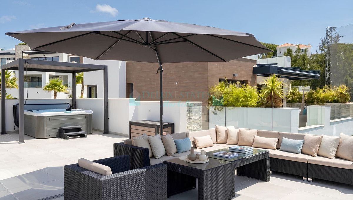 Penthouse for sale in Cabopino, Marbella East