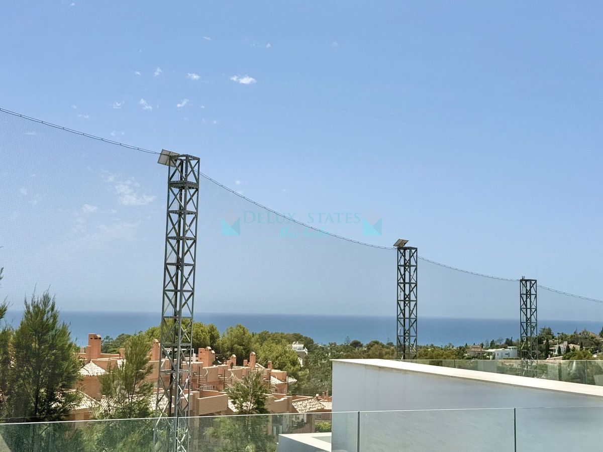 Penthouse for sale in Cabopino, Marbella East