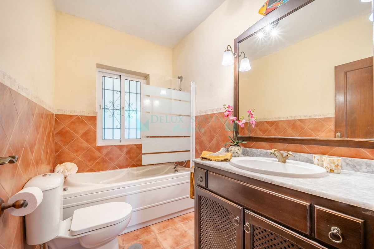 Villa for sale in El Rosario, Marbella East