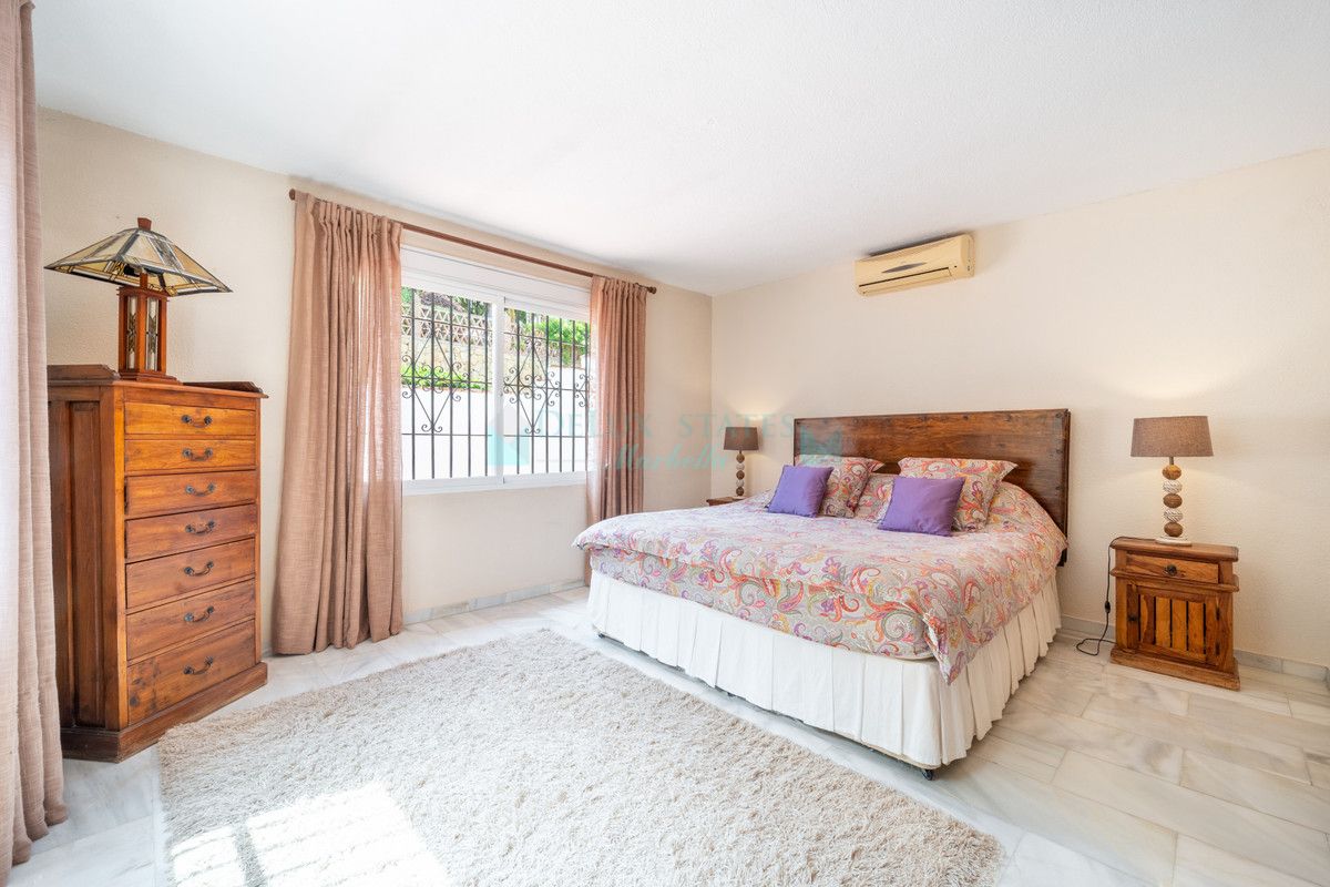 Villa for sale in El Rosario, Marbella East