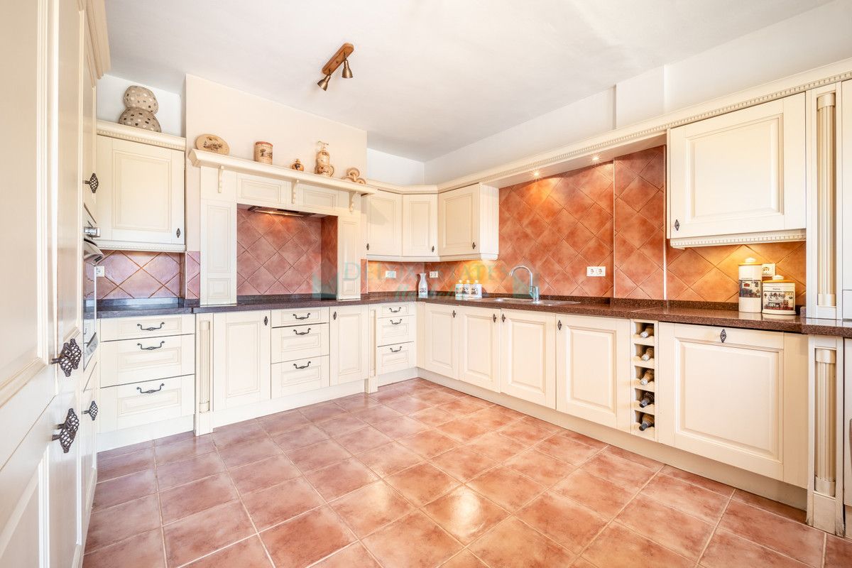 Villa for sale in El Rosario, Marbella East