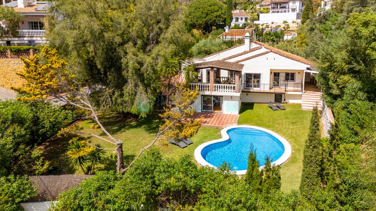 Villa for sale in El Rosario, Marbella East