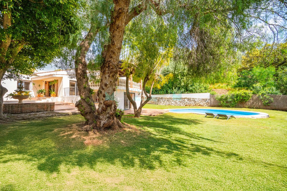 Villa for sale in El Rosario, Marbella East