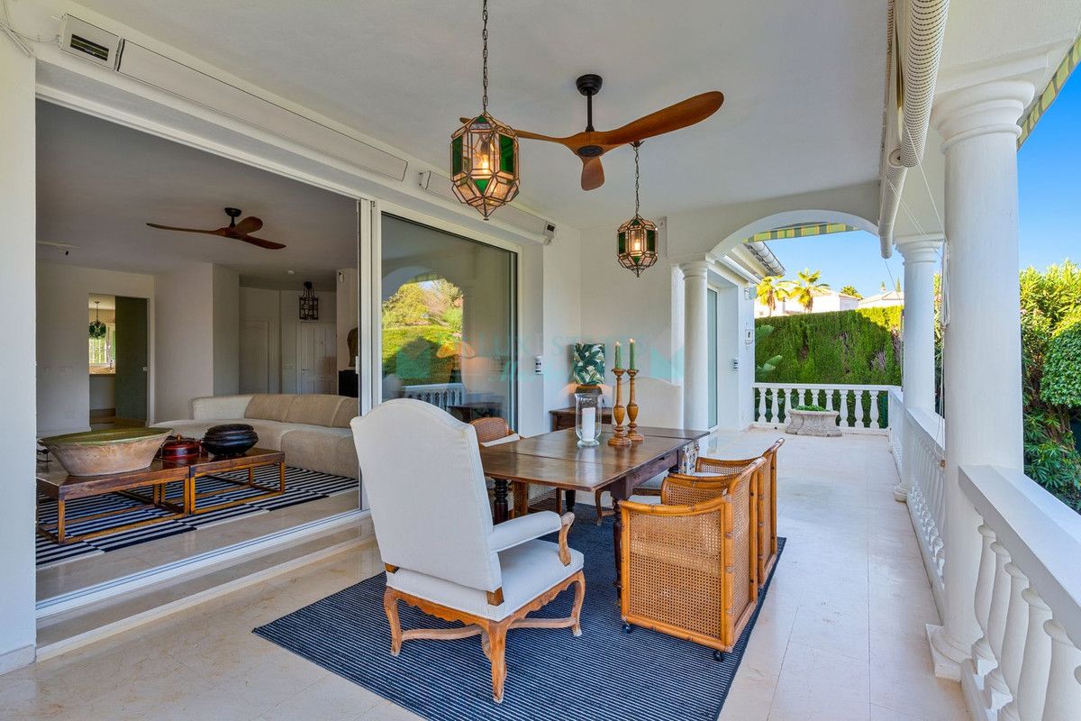 Villa for sale in El Paraiso, Estepona