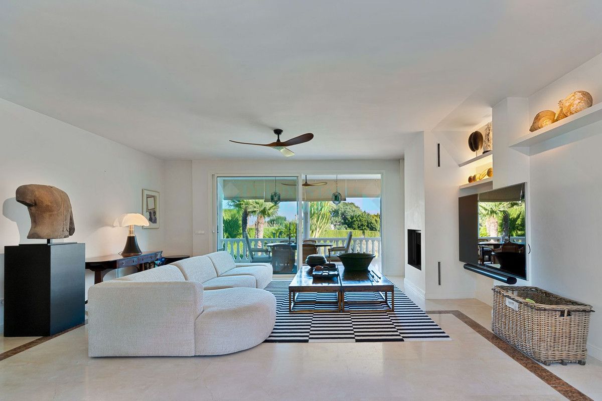 Villa for sale in El Paraiso, Estepona