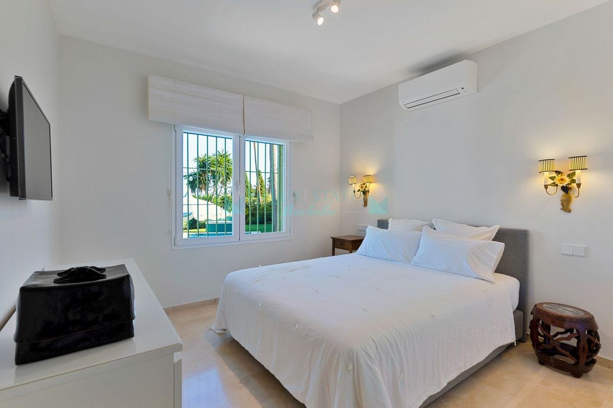 Villa for sale in El Paraiso, Estepona
