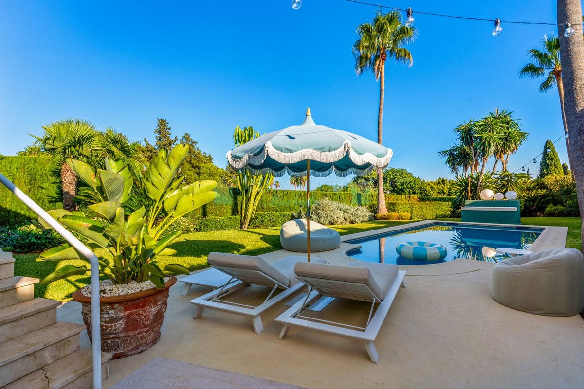 Villa for sale in El Paraiso, Estepona
