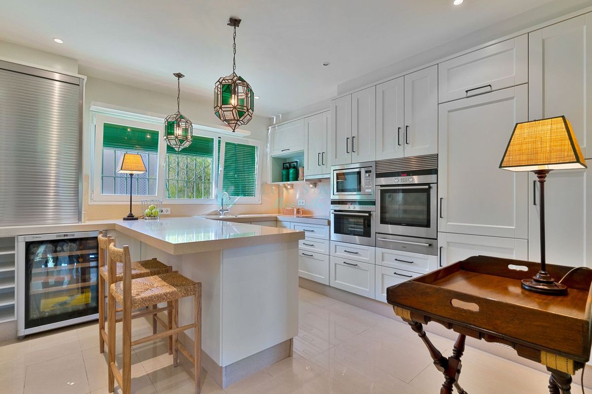 Villa for sale in El Paraiso, Estepona