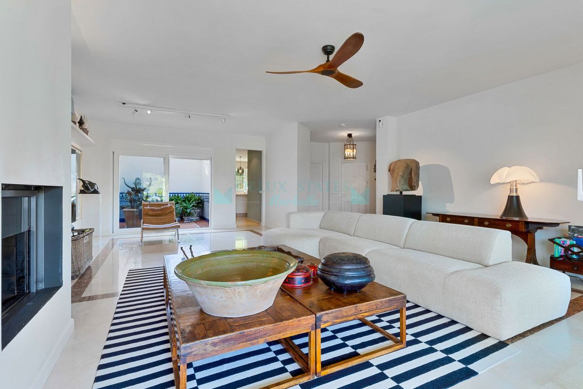 Villa for sale in El Paraiso, Estepona