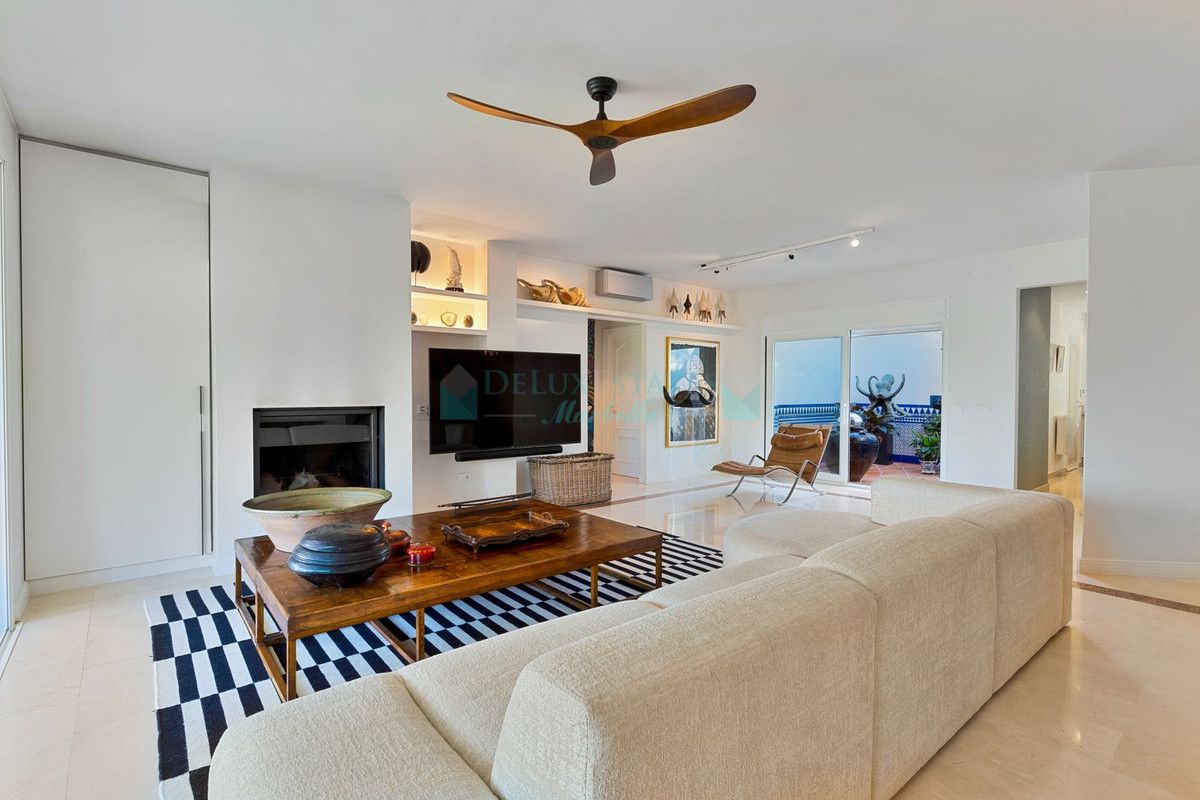 Villa for sale in El Paraiso, Estepona
