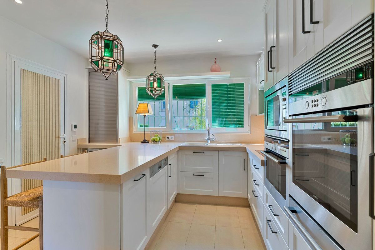 Villa for sale in El Paraiso, Estepona