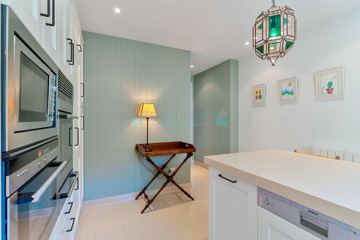 Villa for sale in El Paraiso, Estepona