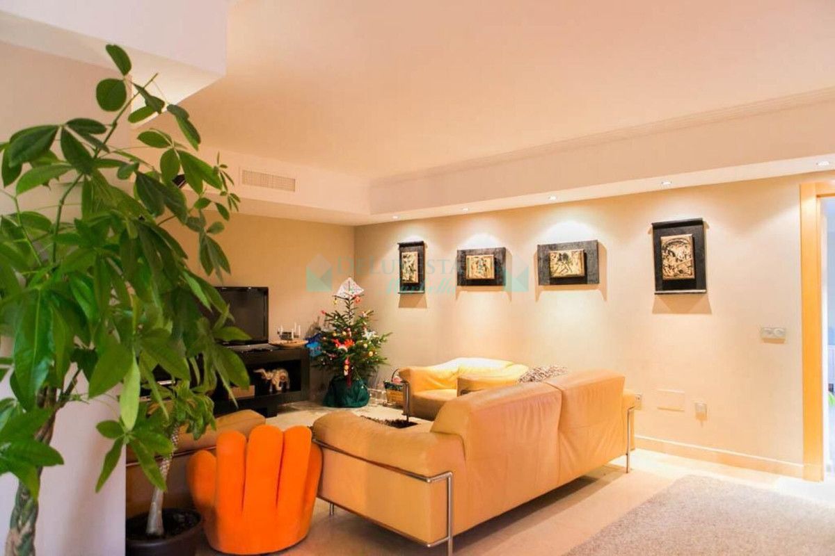 Apartment for sale in Benahavis