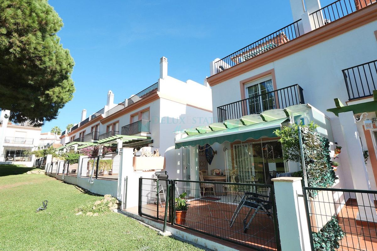 Town House for sale in Cabopino, Marbella East