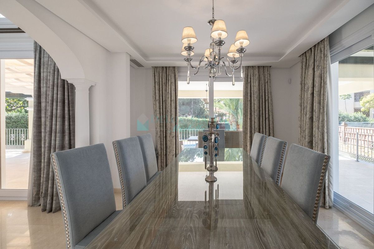 Villa en alquiler en Elviria, Marbella Este