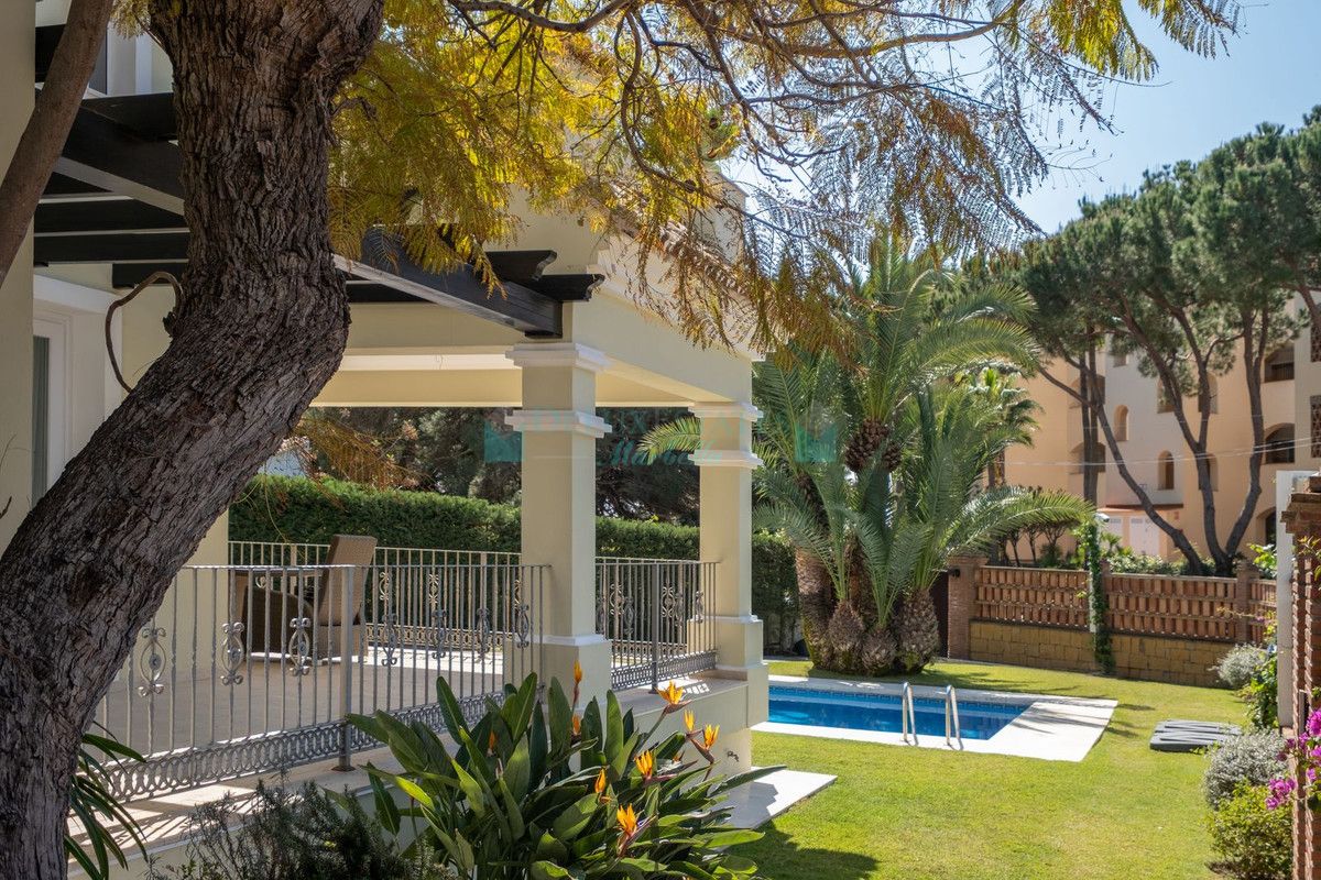 Villa en alquiler en Elviria, Marbella Este