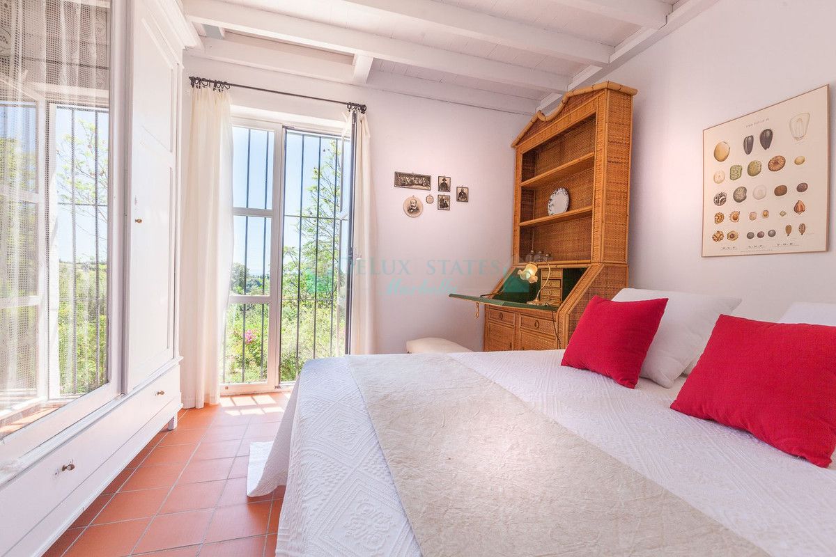 Villa for sale in Estepona