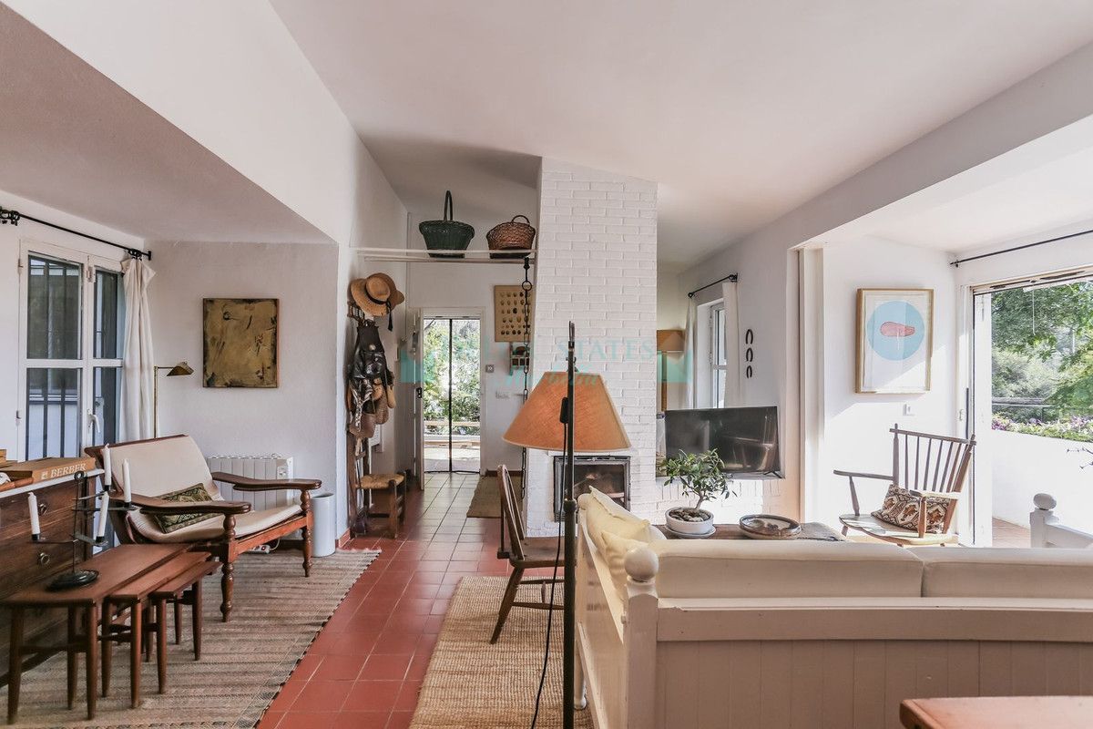Villa for sale in Estepona