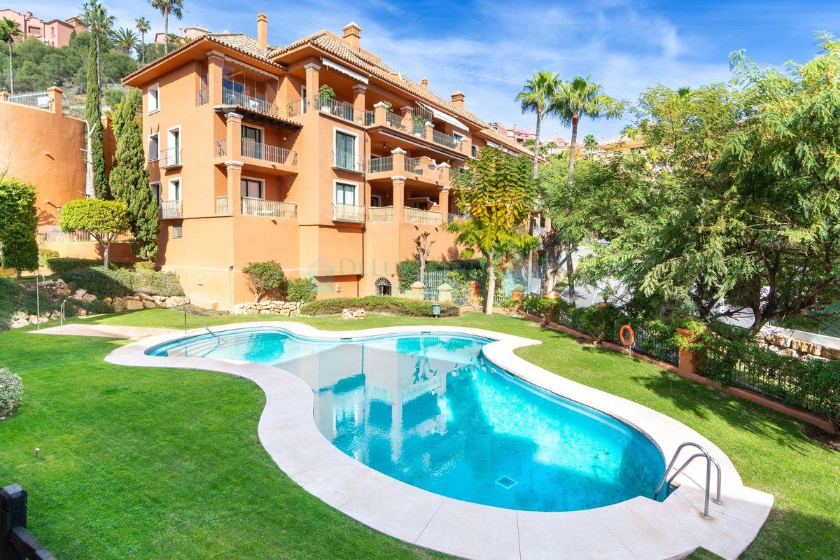 Apartamento en venta en Monte Halcones, Benahavis