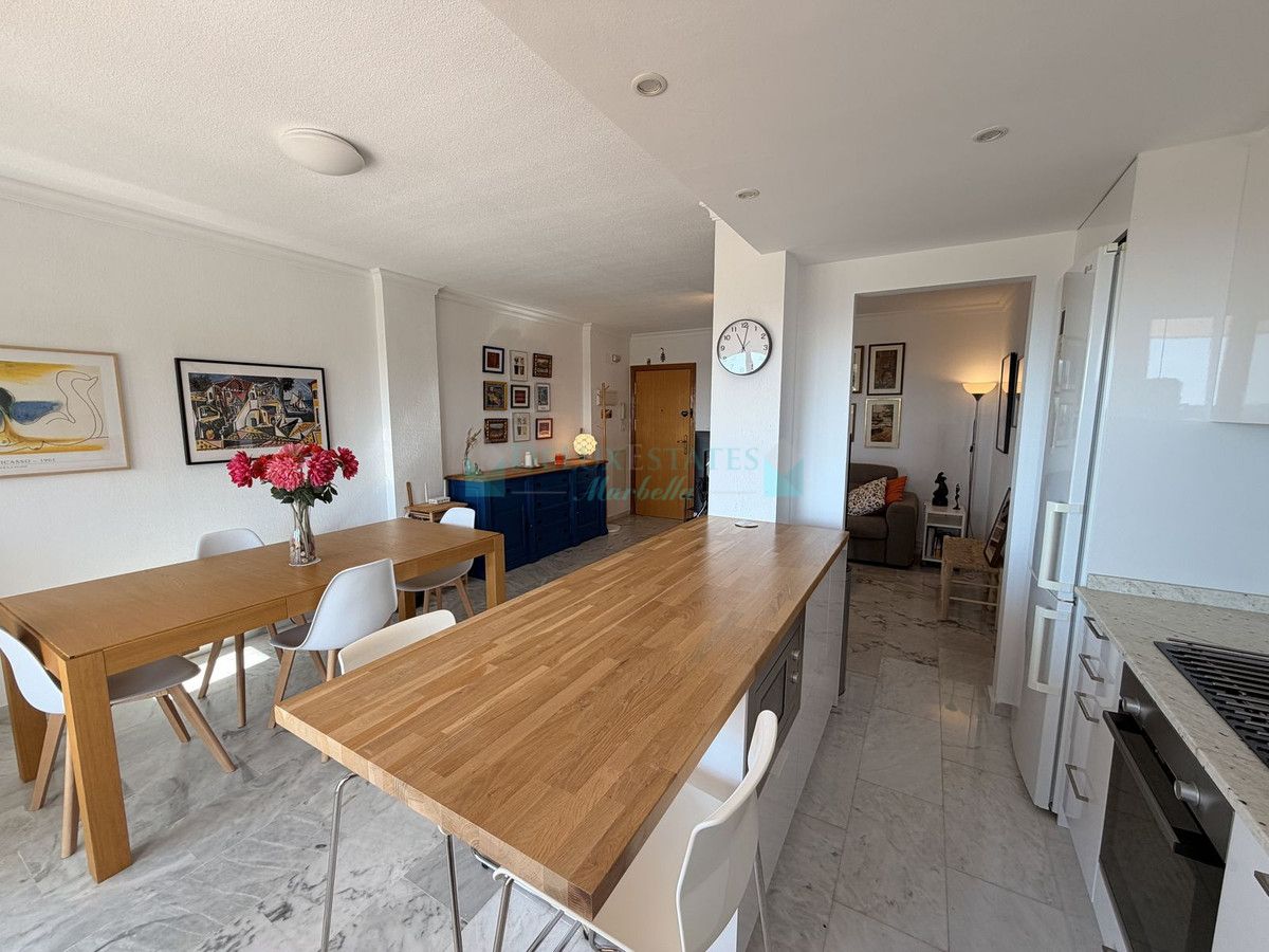 Apartamento en venta en Costabella, Marbella Este