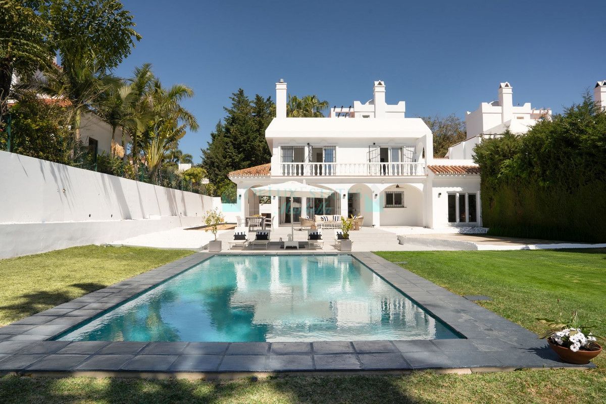 Villa for sale in Estepona