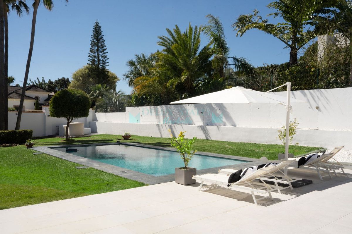 Villa for sale in Estepona