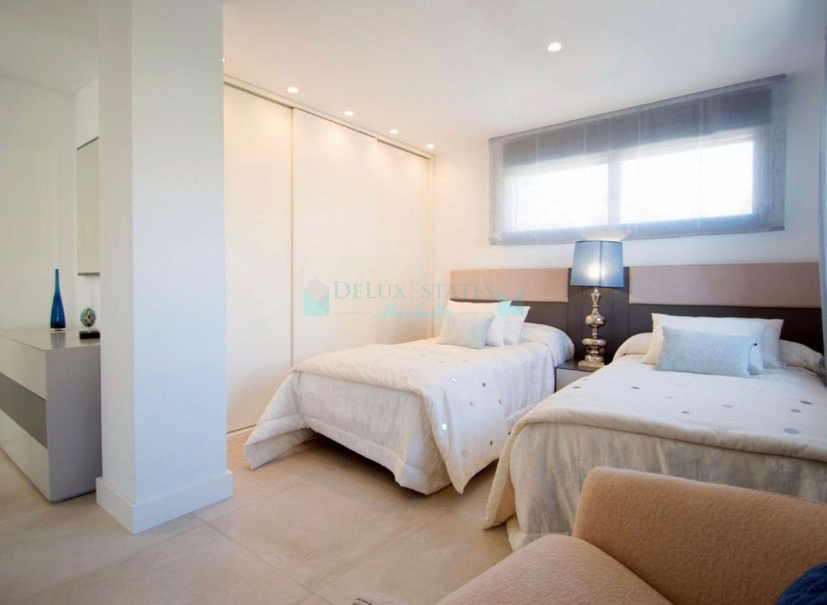 Villa for sale in Nueva Andalucia