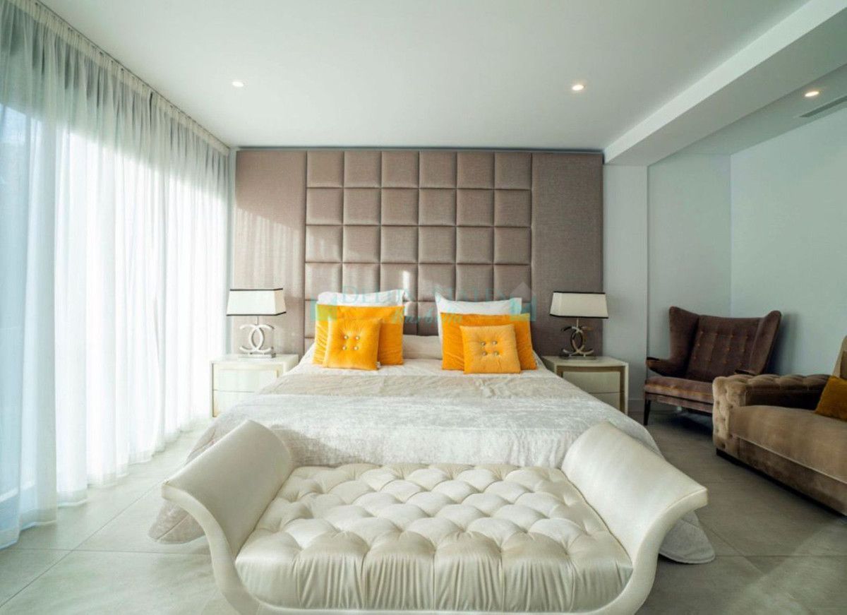 Villa for sale in Nueva Andalucia