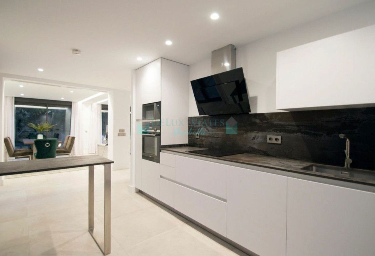 Villa for sale in Nueva Andalucia