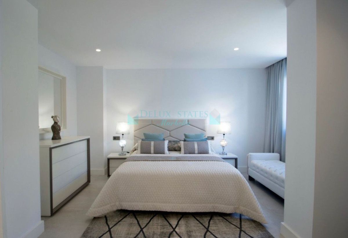 Villa for sale in Nueva Andalucia