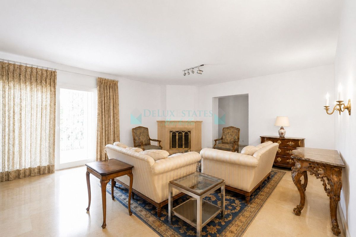 Villa en venta en El Paraiso, Estepona